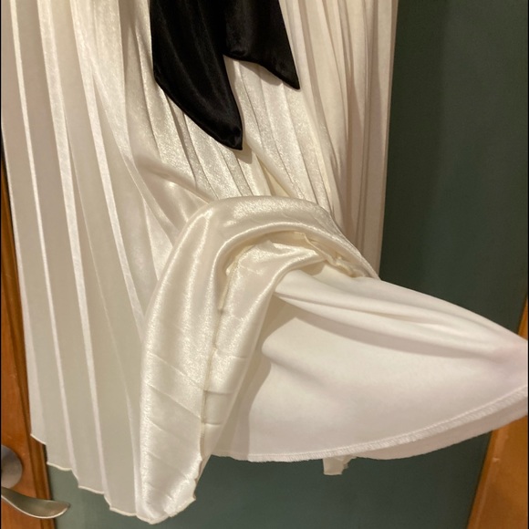 Cream and black silky dress - Picture 3 of 11